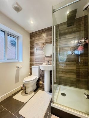 Ensuite- click for photo gallery